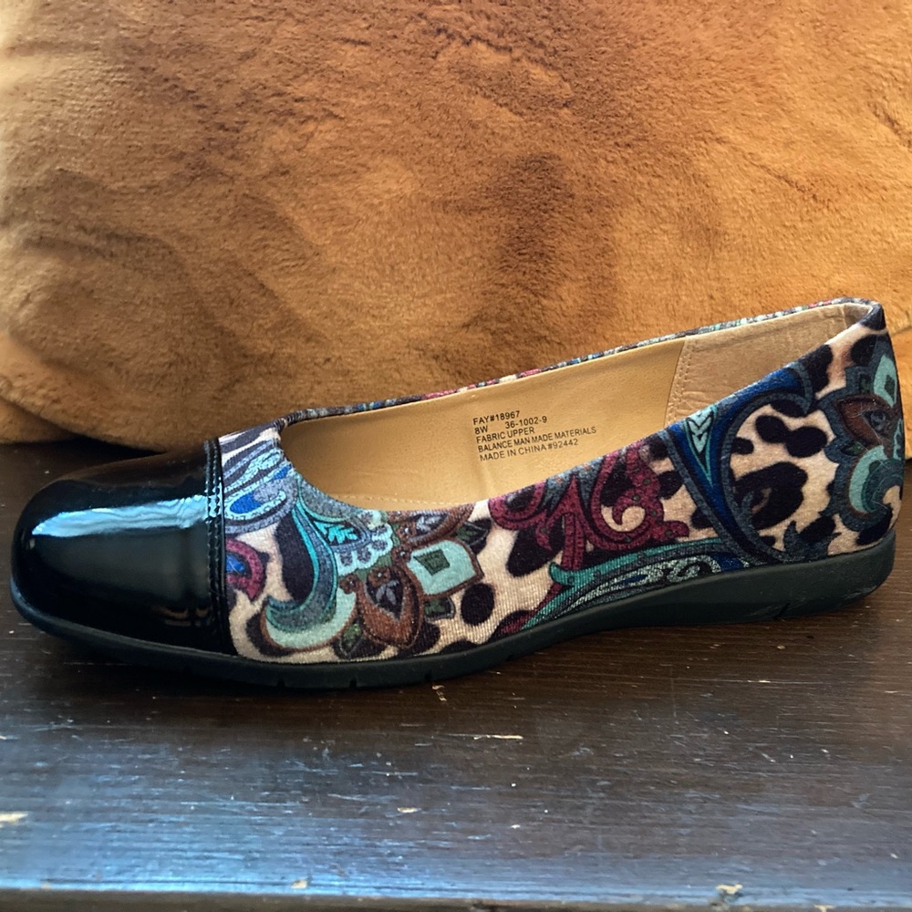 Velvety, patterned flats 8W